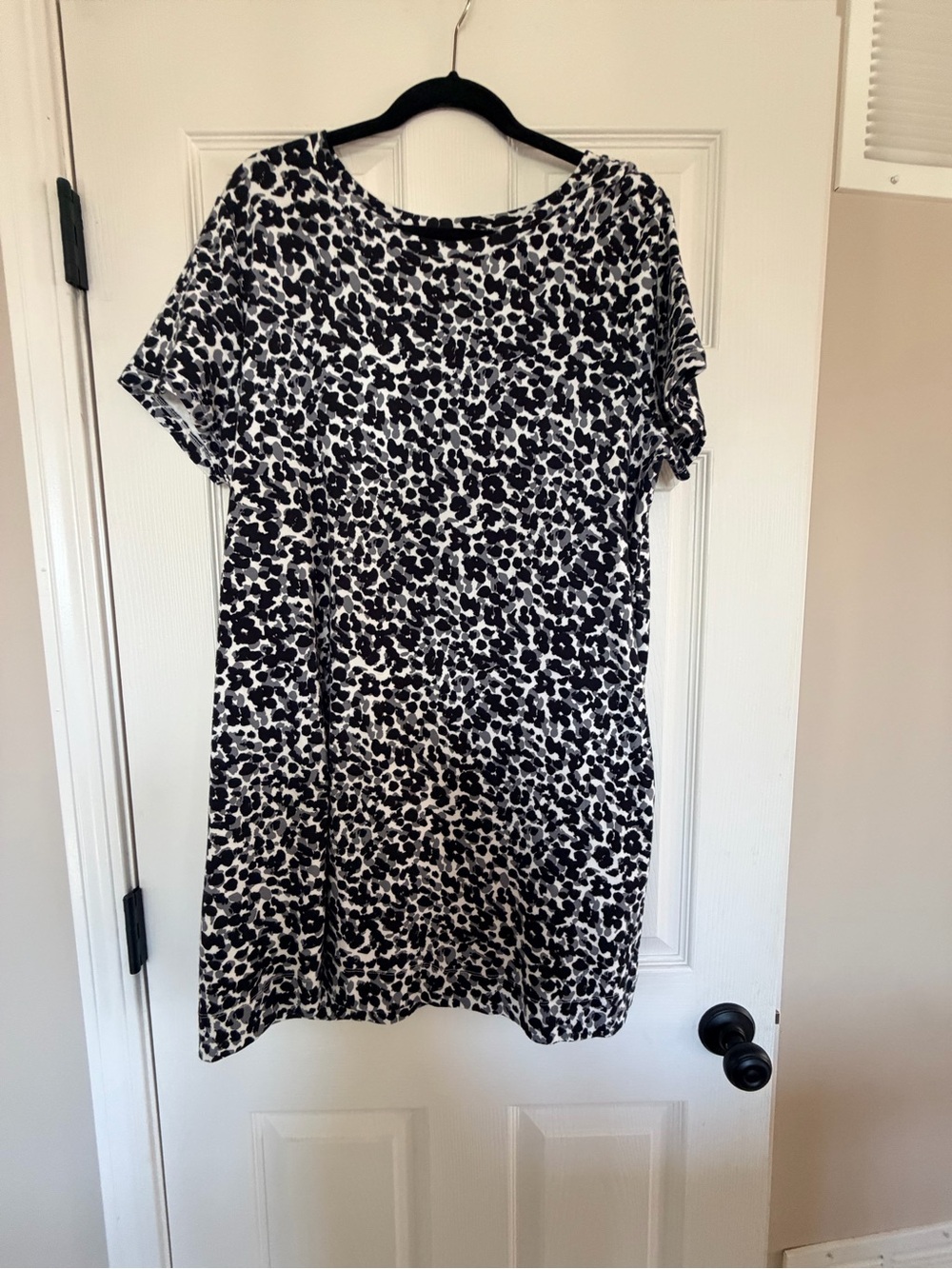 Black & White Leopard Print T-shirt dress